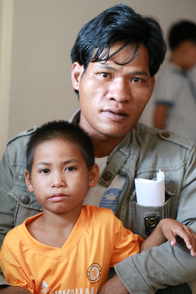 Bé trai có 2 lỗ tiểu tiện chờ đợi phép màu 