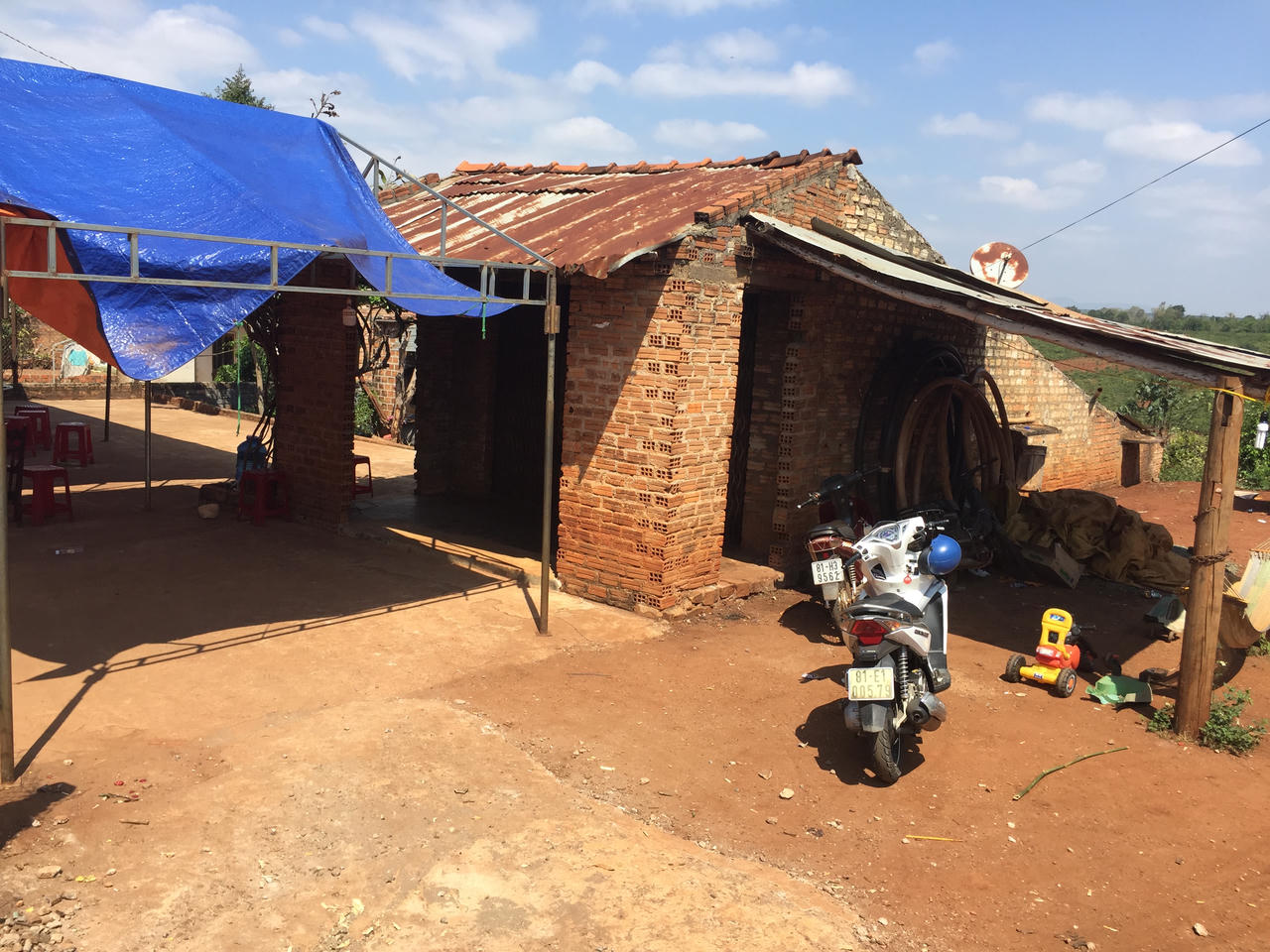 Không có tiền chữa bệnh cho con, thầy giáo tự vẫn 