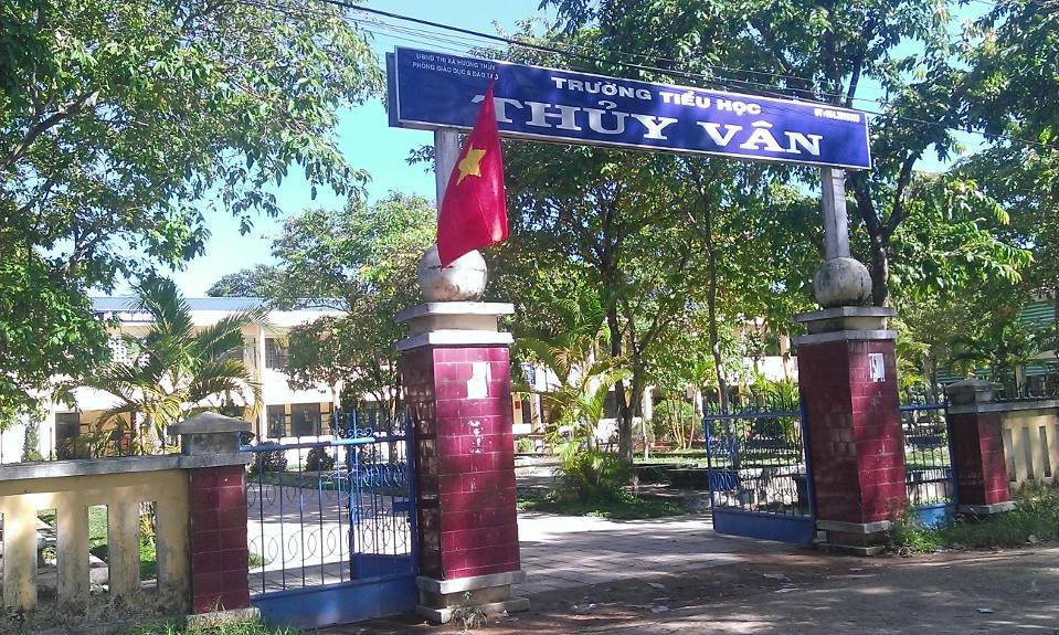 Một vụ hạ nhục tàn tệ: Cô giáo bị đánh ghen, quỳ trước 32 học sinh 