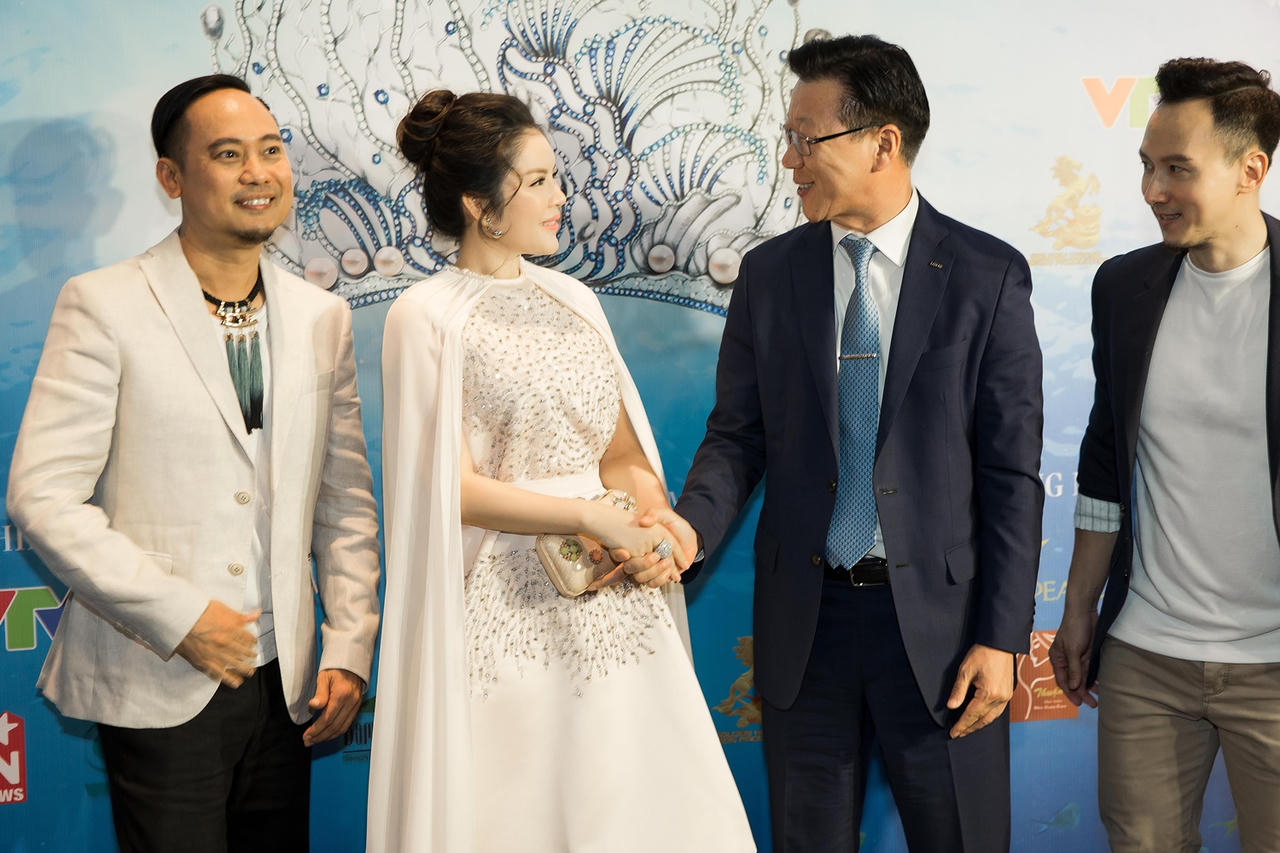 Lý Nhã Kỳ ngồi 'ghế nóng' cuộc thi Hoa hậu Đại Dương