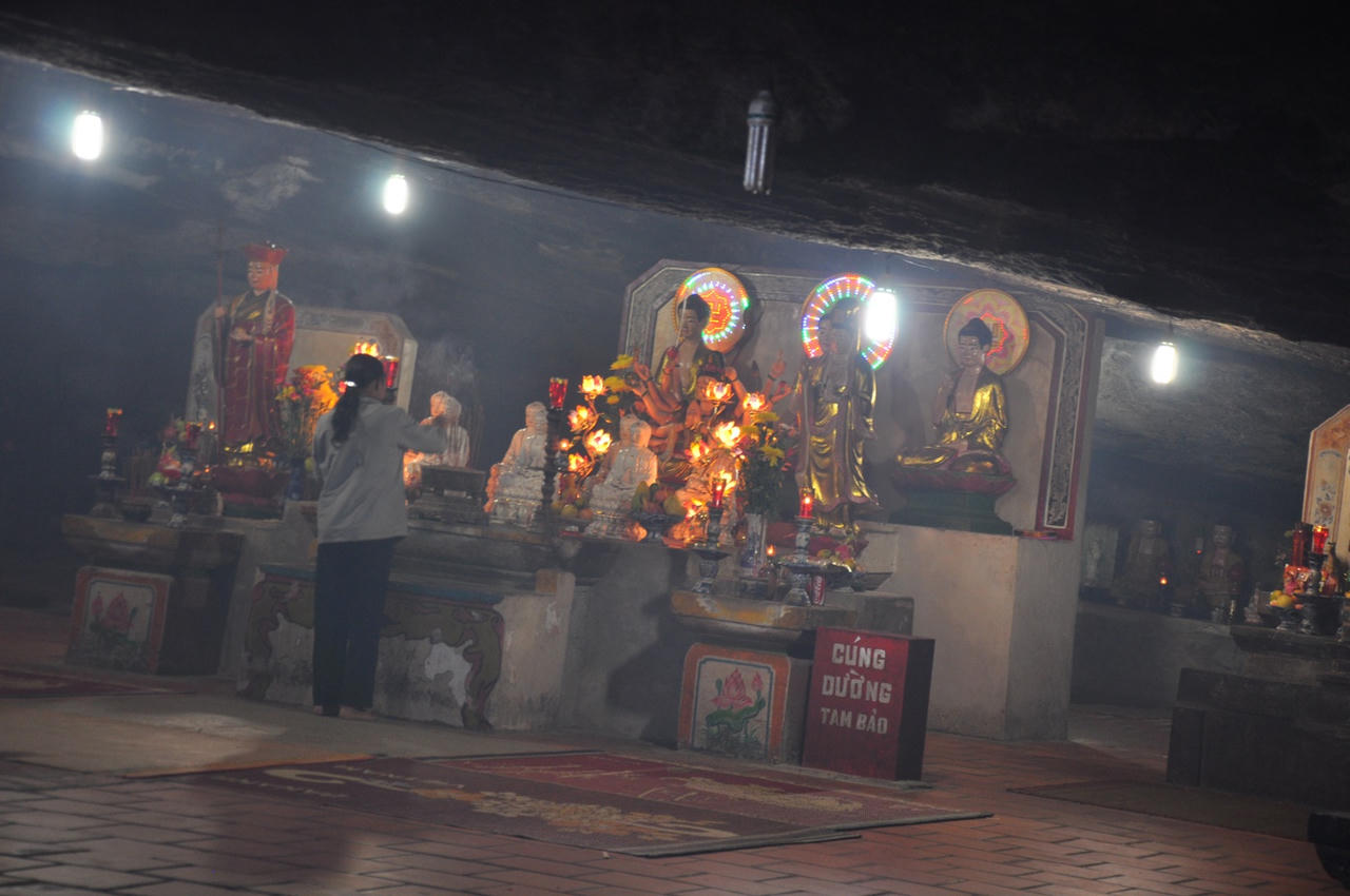 Huyền tích đường xuống âm ty ở ngôi chùa trong vách đá