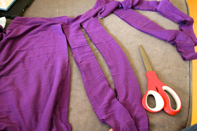 Khéo tay tết thảm chùi chân bằng quần áo cũ