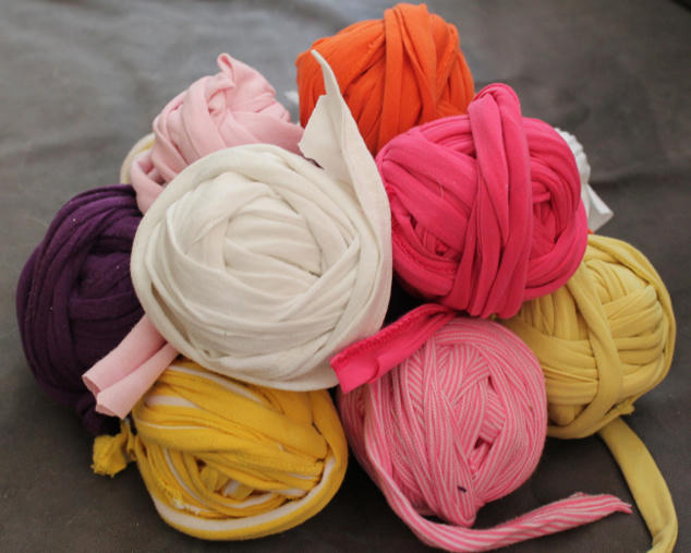 Khéo tay tết thảm chùi chân bằng quần áo cũ