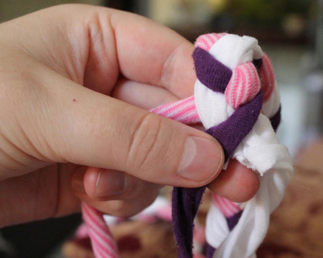 Khéo tay tết thảm chùi chân bằng quần áo cũ