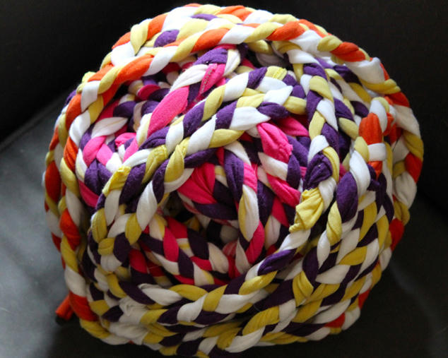 Khéo tay tết thảm chùi chân bằng quần áo cũ