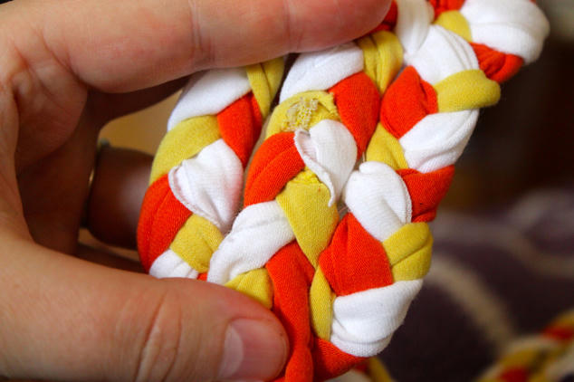 Khéo tay tết thảm chùi chân bằng quần áo cũ