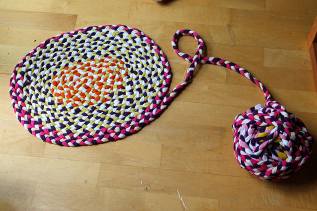 Khéo tay tết thảm chùi chân bằng quần áo cũ