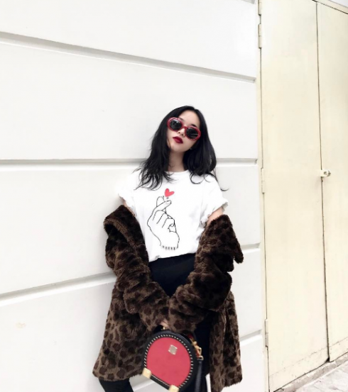 Châu Bùi tạo dáng trên phố với áo lông họa tiết da báo. Túi đeo chéo lạ mắt lẫn kính “mắt ruồi” từ thương hiệu Saint Lauren luôn là những đồ vật không thể thiếu trong tủ thời trang của cô nàng.