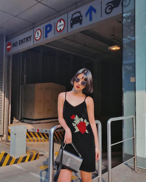 Quỳnh Anh Shyn đổi gió với mái tóc choppy band đang gây “bão”. Cô nàng nắm bắt xu hướng rất nhanh khi diện chiếc váy nhung in họa tiết thêu trong một ngày nắng, phối với vòng cổ choker đính hạt cho thêm phần cá tính.