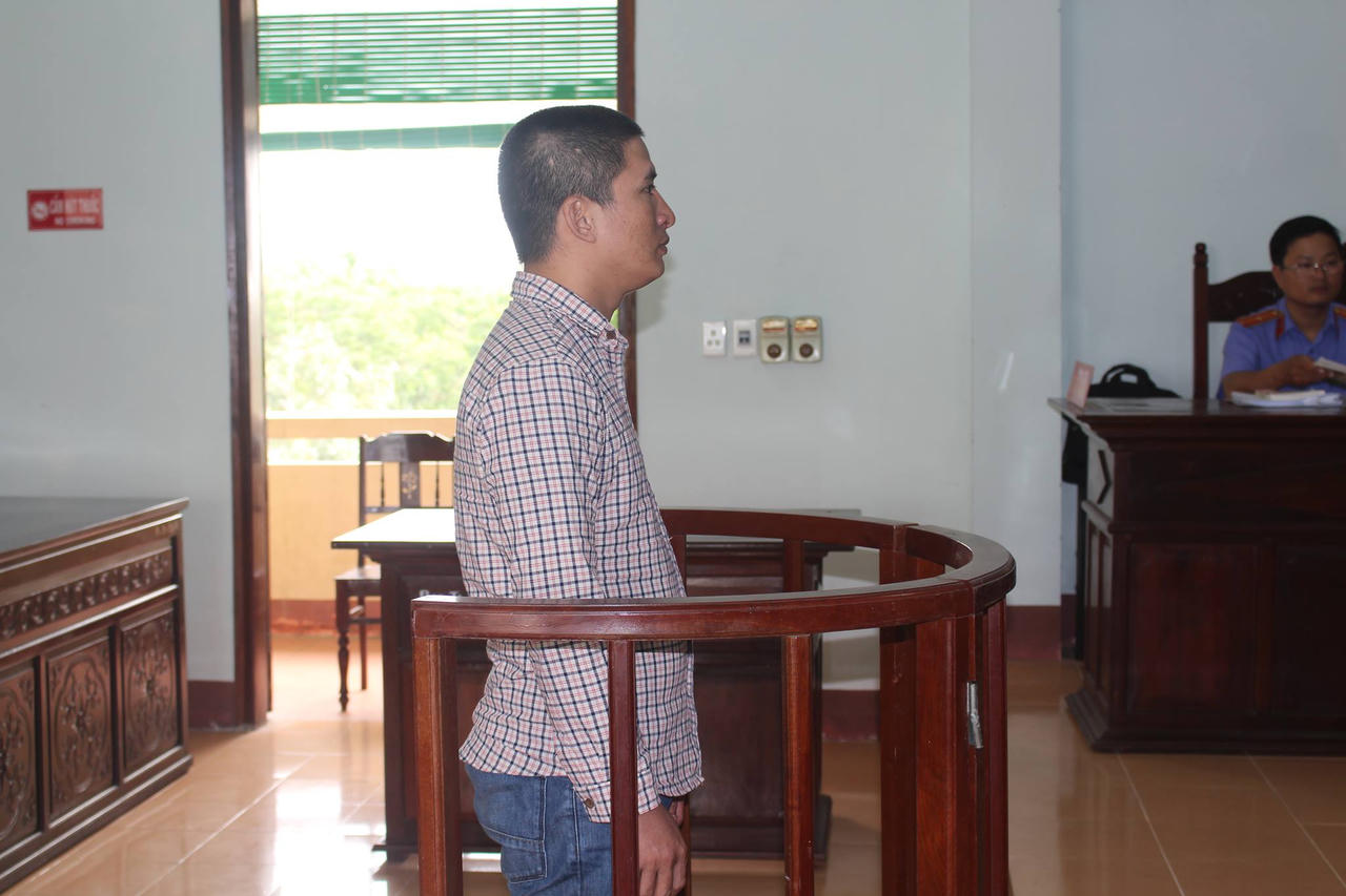 Bà lão bán kẹo dắt đứa cháu “có cha mẹ như không” đến tòa