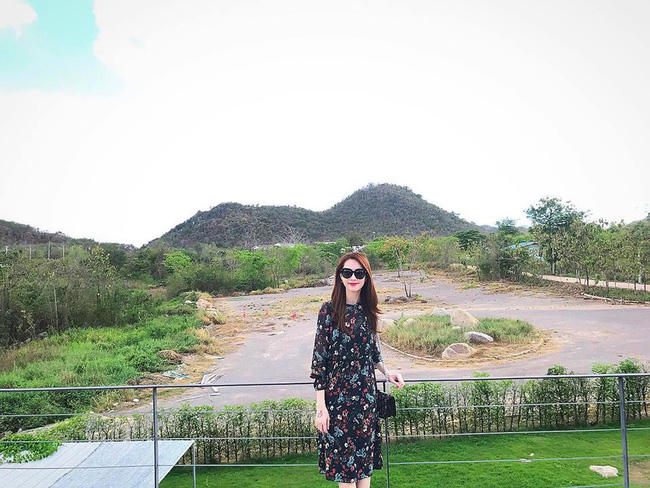 Hoa hậu Thu Thảo đụng Mỹ Linh đầm bình dân của Zara, nàng nào mặc xinh hơn? - Ảnh 1.