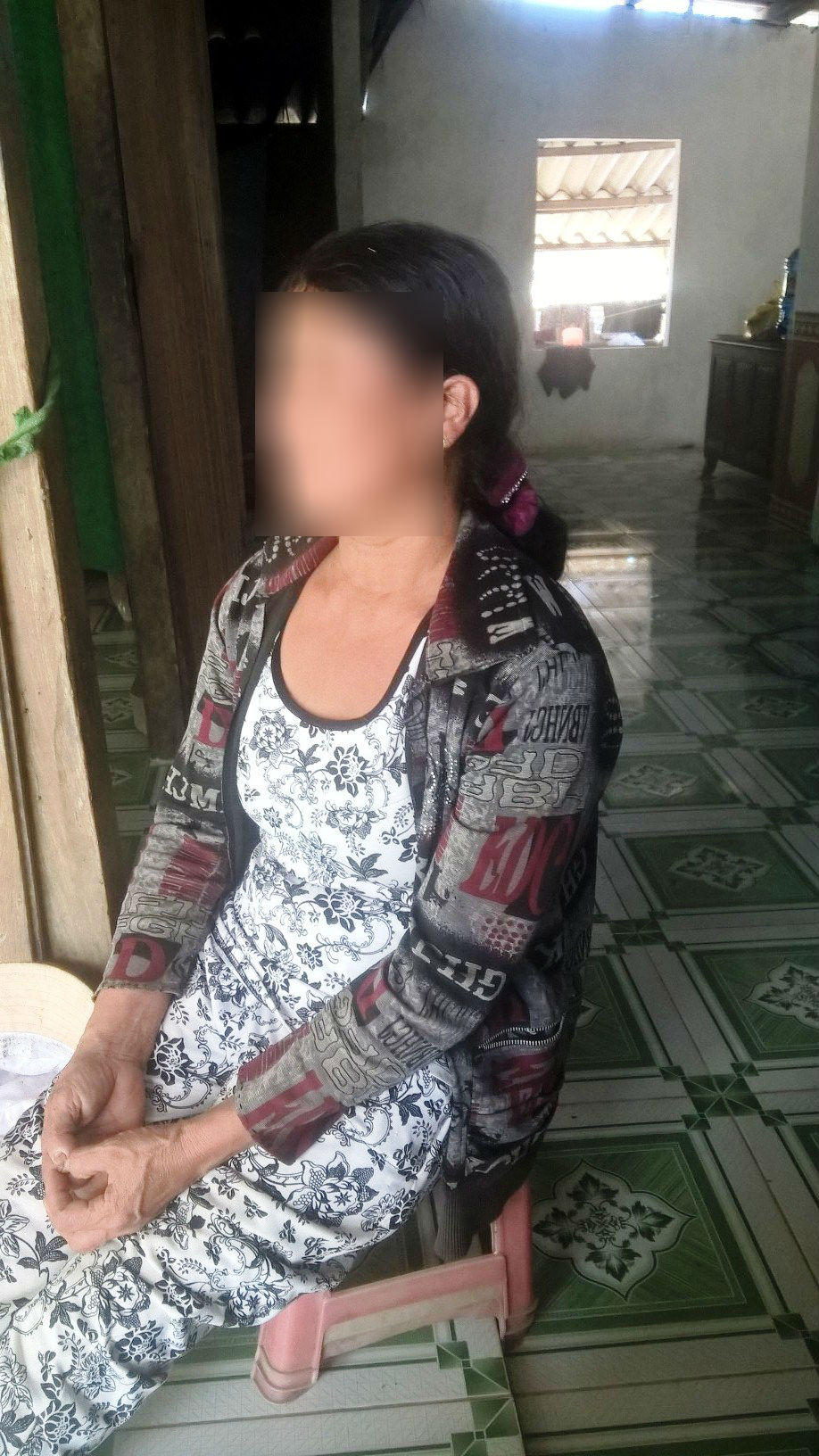 Nữ sinh đi mua sữa, bị gã hàng xóm dụ ra chòi hoang dở trò đồi bại