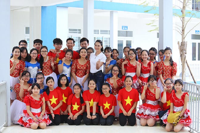 Hoa hậu Thùy Trang tham gia trồng 1.000 cây xanh tại trường học