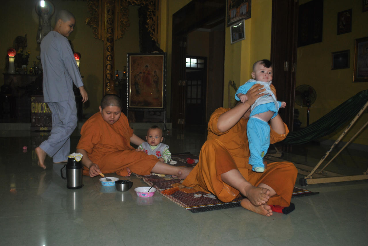 Sư cô làm mẹ của hàng chục đứa trẻ 