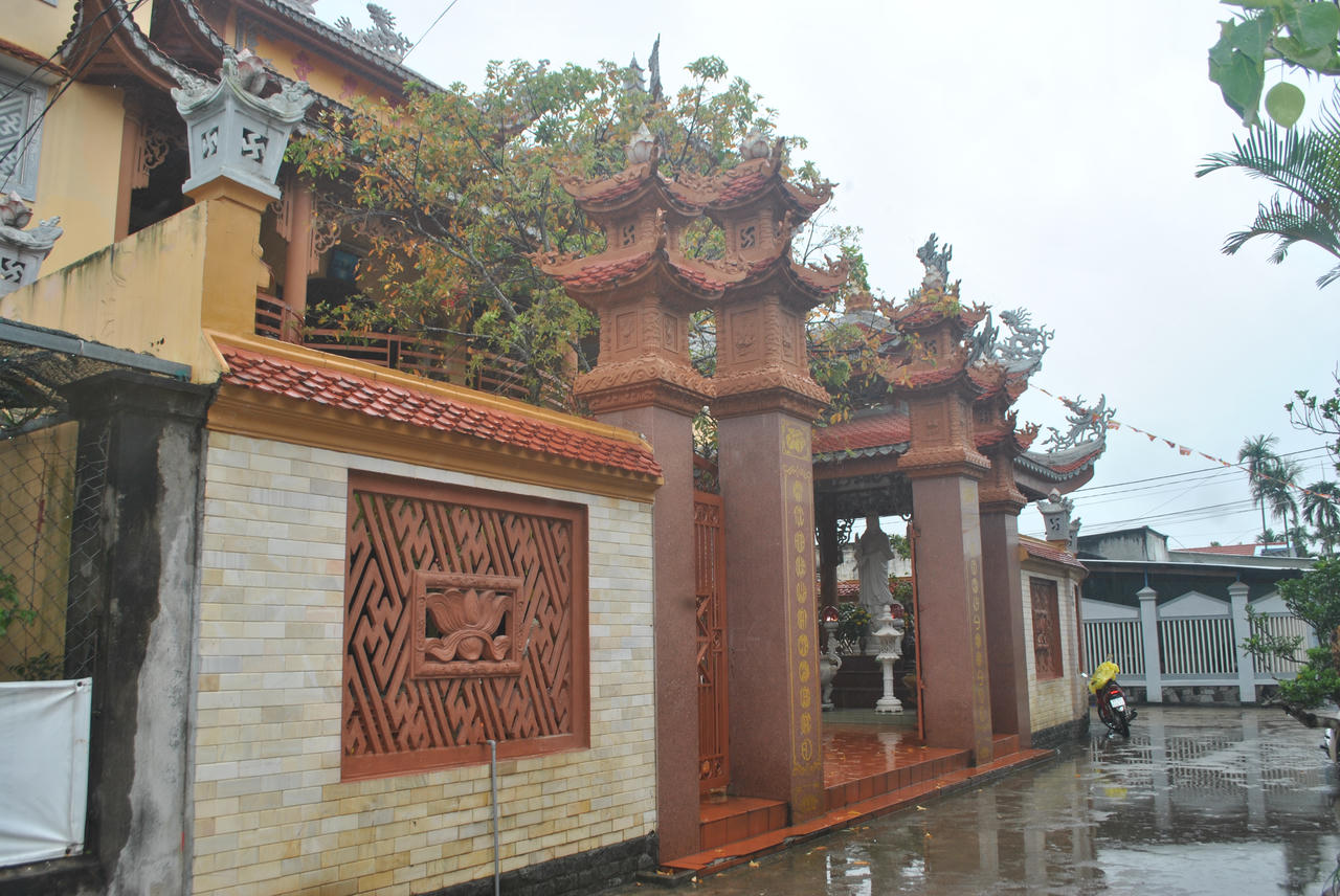 Sư cô làm mẹ của hàng chục đứa trẻ 