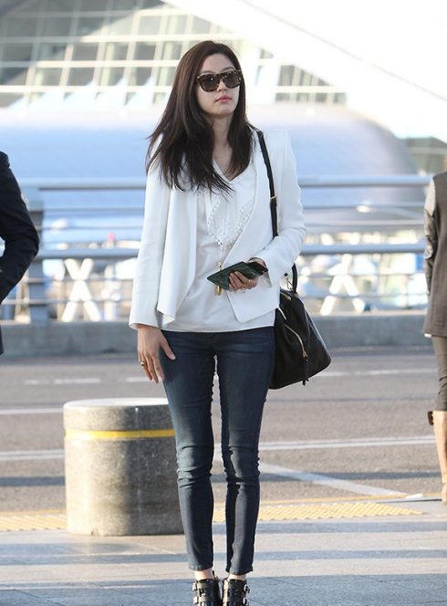 khác với các hãng thời trang giá rẻ như H&M và Zara. Ông không đuổi theo xu hướng, mà chỉ tập trung vào các sản phẩm cơ bản như áo phông, legging, quần jeans hay áo len với giá cả vừa phải