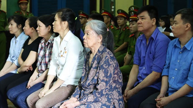 Bà cụ 80 tuổi và hành tung bất thường hay đi đổi hàng cọc USD