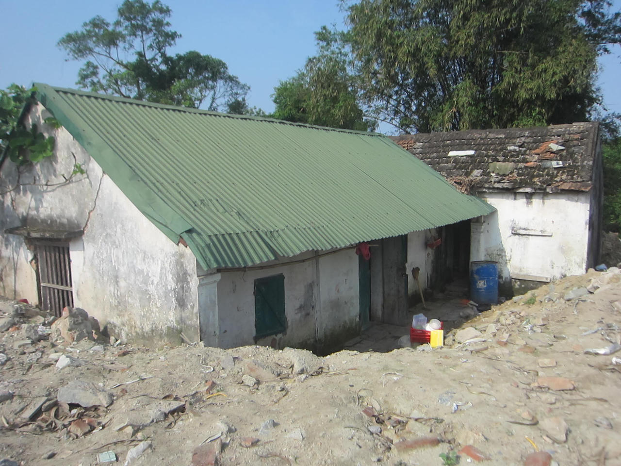 4 mẹ con 'vô gia cư' nhặt rác góc chợ Vinh