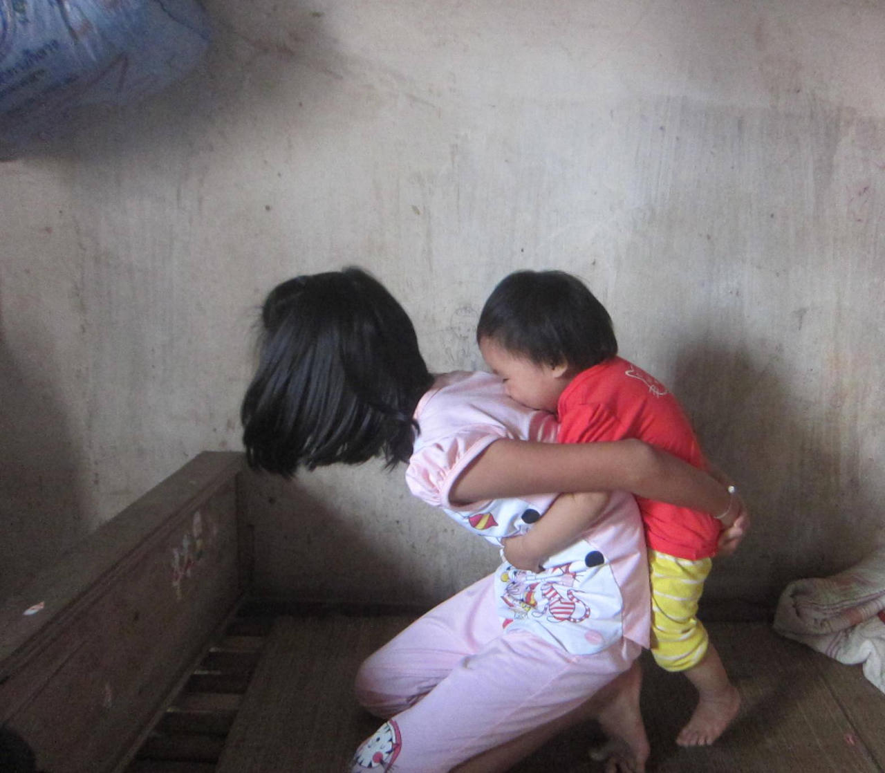 4 mẹ con 'vô gia cư' nhặt rác góc chợ Vinh