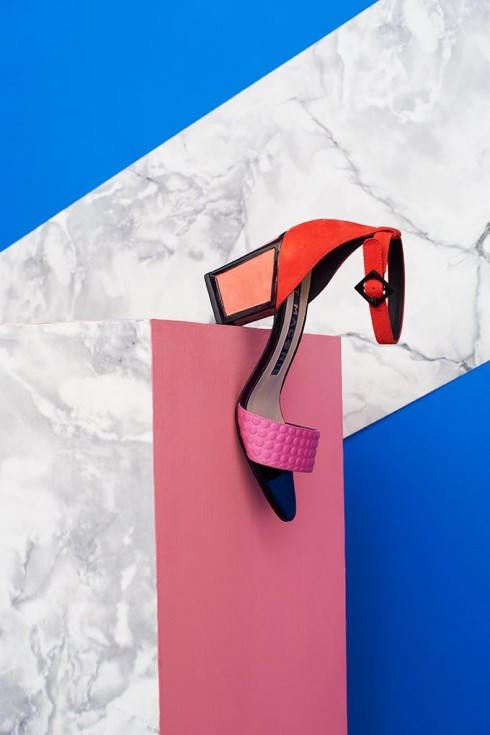 Đừng quanh quẩn mãi với vài kiểu giày dép trơn màu nhàm chán. 