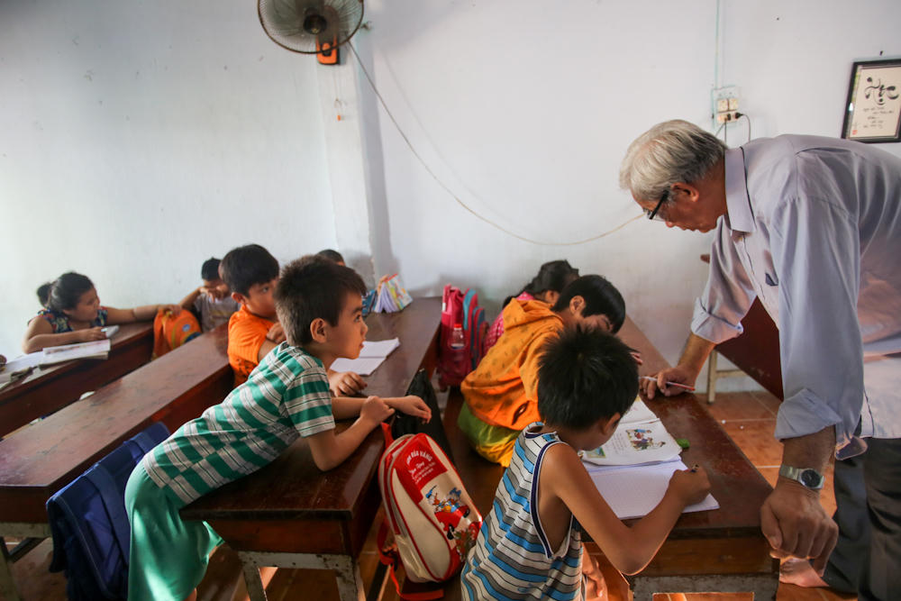 Ông giáo già 20 năm giúp hàng ngàn trẻ nghèo thoát cảnh mù chữ