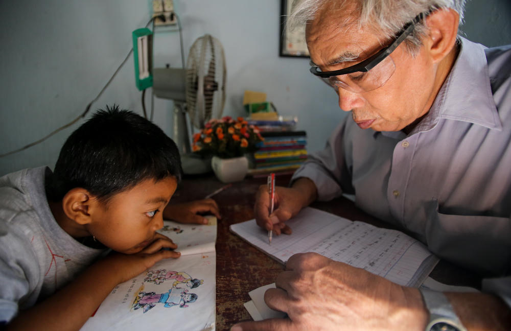 Ông giáo già 20 năm giúp hàng ngàn trẻ nghèo thoát cảnh mù chữ