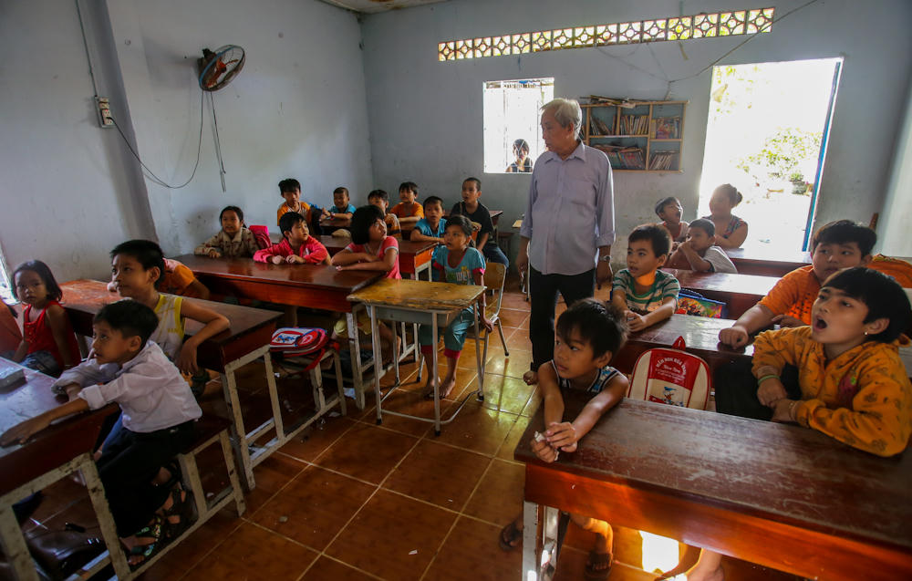 Ông giáo già 20 năm giúp hàng ngàn trẻ nghèo thoát cảnh mù chữ