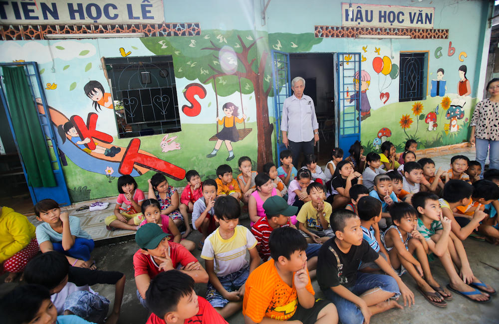 Ông giáo già 20 năm giúp hàng ngàn trẻ nghèo thoát cảnh mù chữ