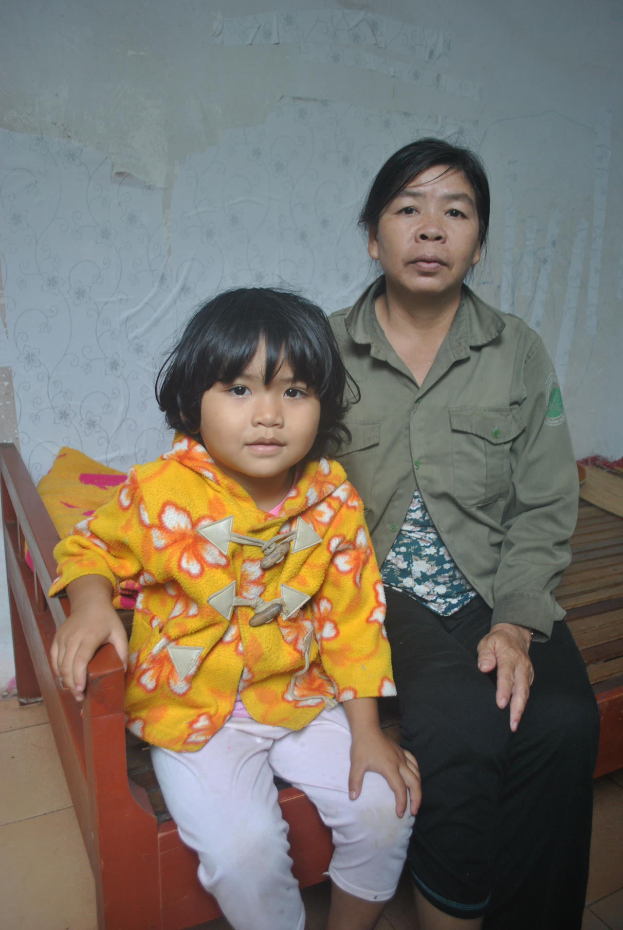 Xót xa cảnh hai bà cháu chỉ biết 'bám' vào nhà vệ sinh công cộng để mưu sinh