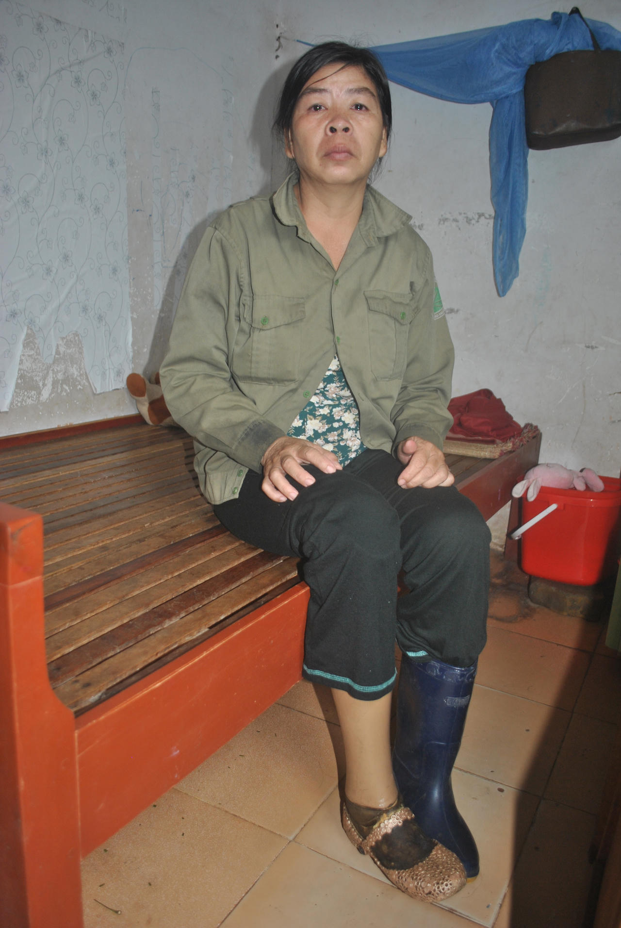 Xót xa cảnh hai bà cháu chỉ biết 'bám' vào nhà vệ sinh công cộng để mưu sinh