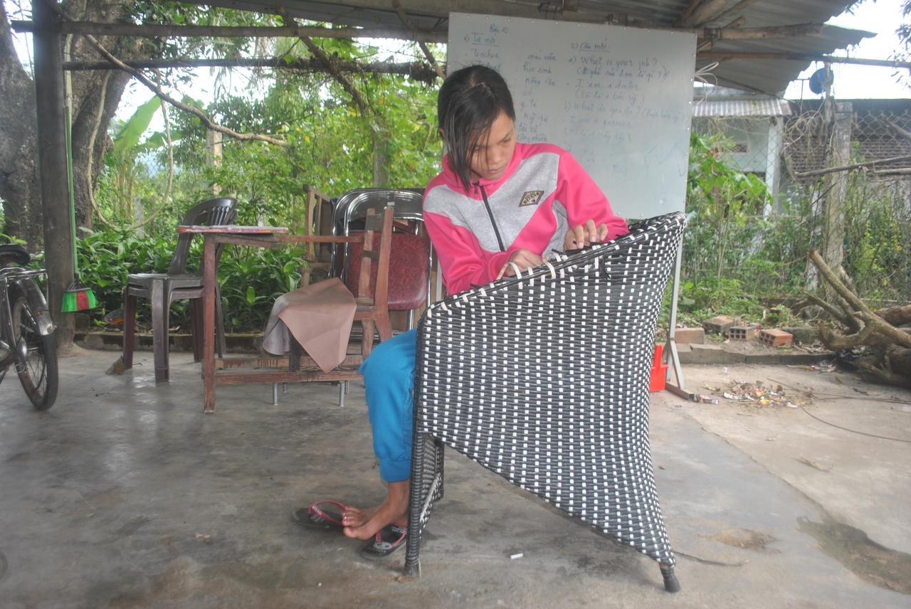 Khiêm 'liệt' sẻ chia kế sinh nhai cho người khuyết tật