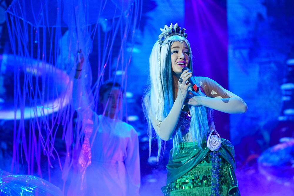 Mạnh Quỳnh bị lôi cuốn bởi “nàng tiên cá” Phương Trinh Jolie