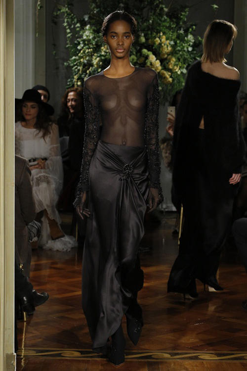 Những bộ váy couture hở ngực táo bạo mùa Xuân 2017