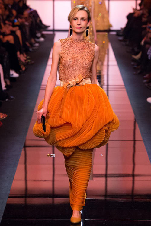 Những bộ váy couture hở ngực táo bạo mùa Xuân 2017