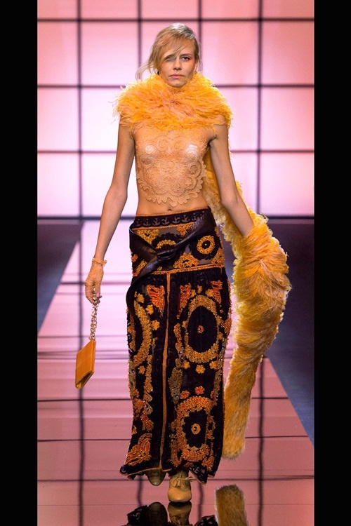 Những bộ váy couture hở ngực táo bạo mùa Xuân 2017