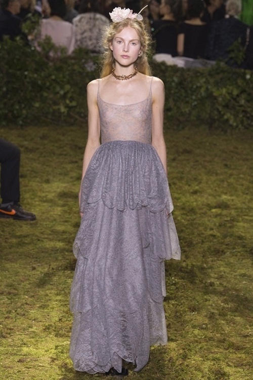 Những bộ váy couture hở ngực táo bạo mùa Xuân 2017