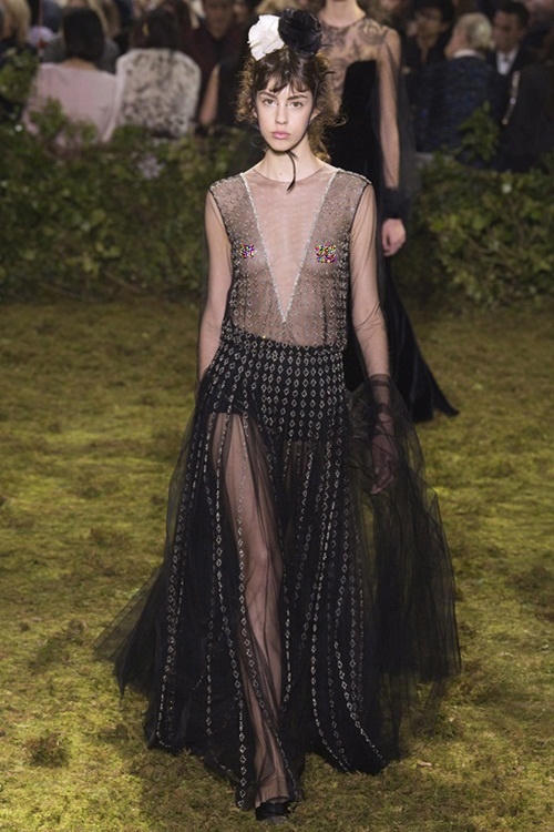 Những bộ váy couture hở ngực táo bạo mùa Xuân 2017