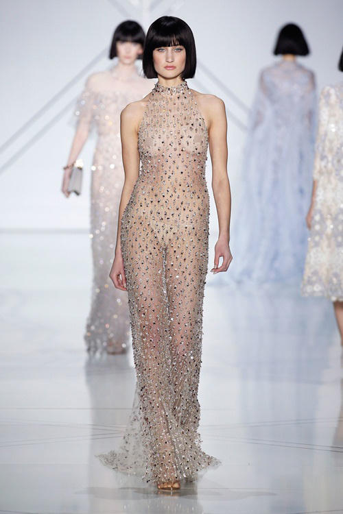 Những bộ váy couture hở ngực táo bạo mùa Xuân 2017