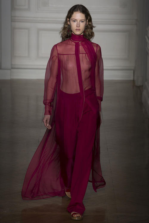 Những bộ váy couture hở ngực táo bạo mùa Xuân 2017