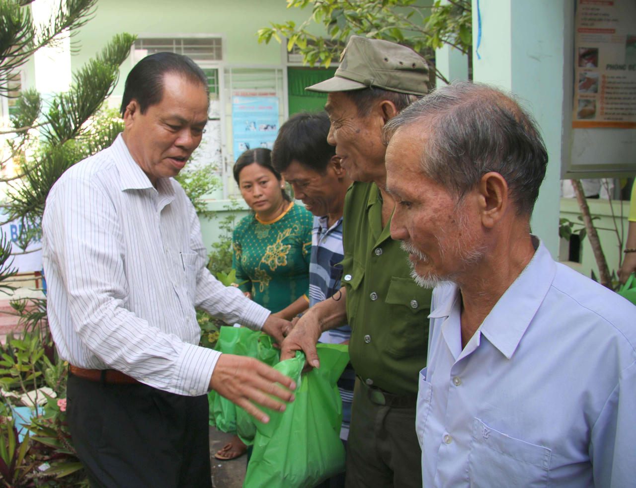 Cần Thơ: Khám bệnh, trao 400 phần quà cho gia đình chính sách