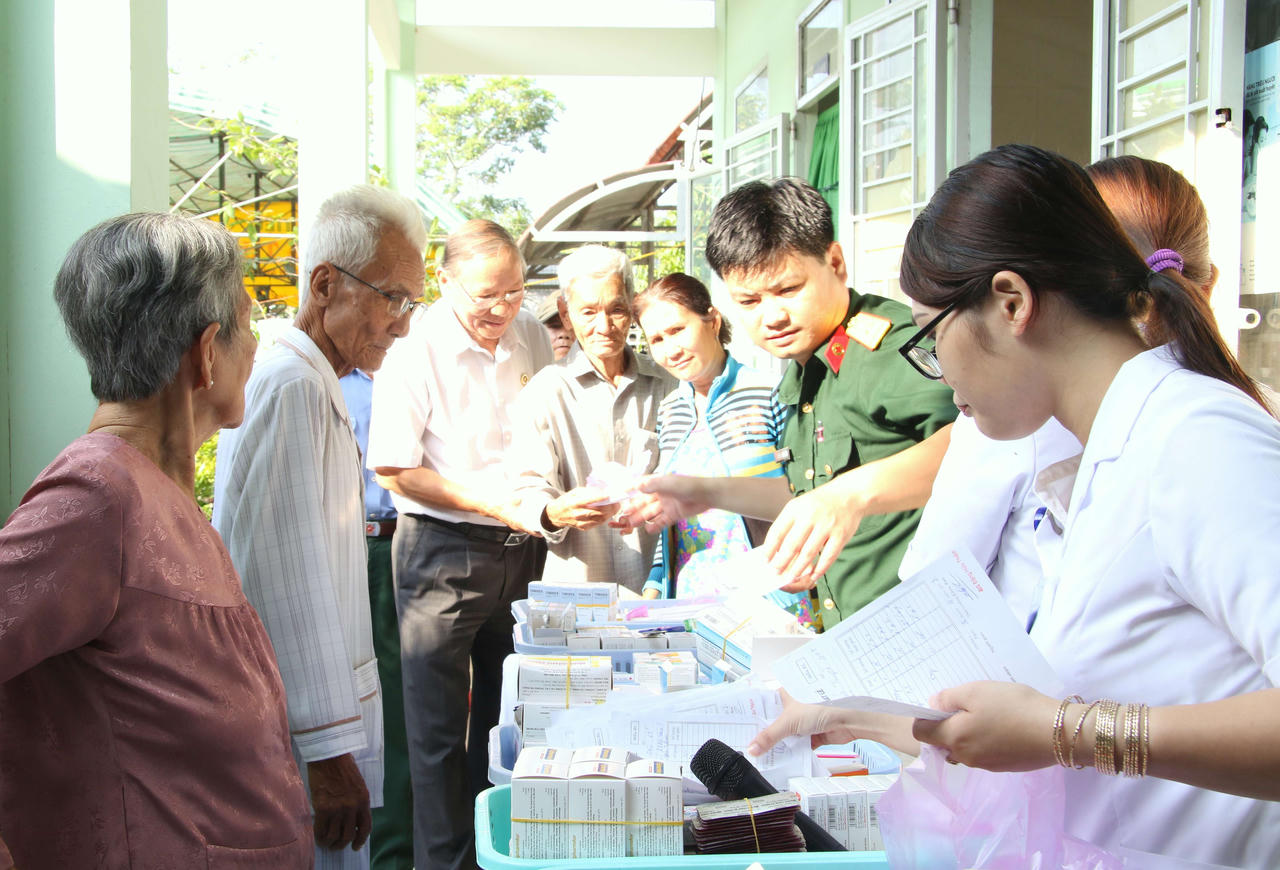 Cần Thơ: Khám bệnh, trao 400 phần quà cho gia đình chính sách