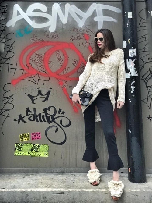 Quần ống chuông quá khổ nở rộ trên phố