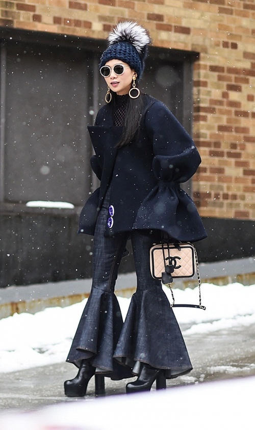 Quần ống chuông quá khổ nở rộ trên phố