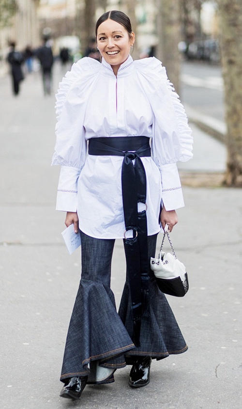 Quần ống chuông quá khổ nở rộ trên phố