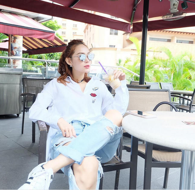 BST jeans rach giup Minh Hang an gian tuoi hinh anh 10