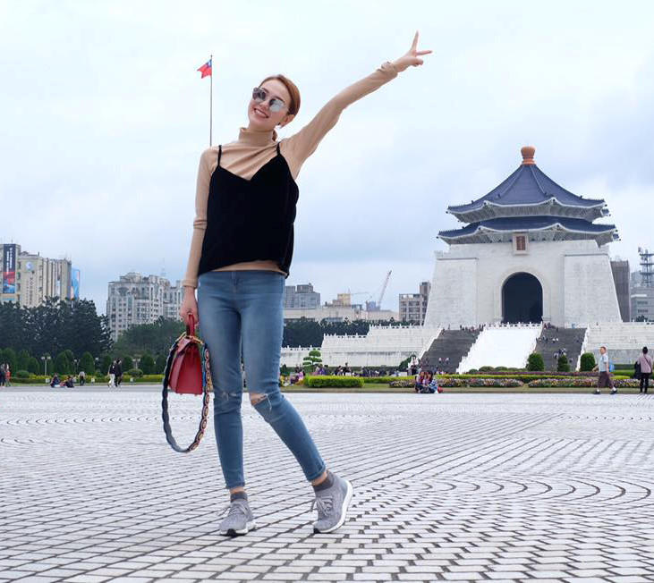 BST jeans rach giup Minh Hang an gian tuoi hinh anh 2