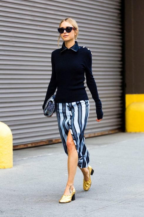 váy xẽ tà họa tiết sọc