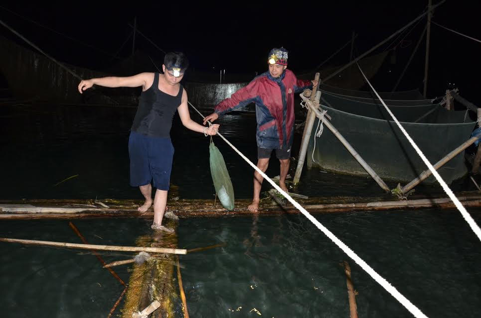 Những giáo viên kéo cá sông đêm cải thiện bữa ăn học trò