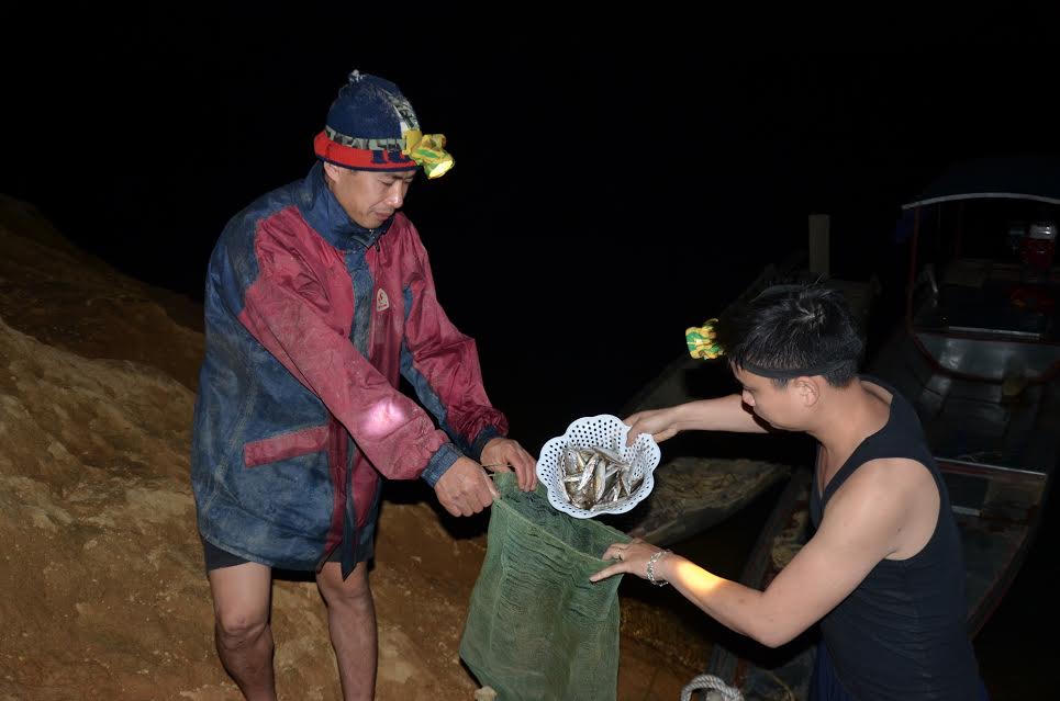 Những giáo viên kéo cá sông đêm cải thiện bữa ăn học trò