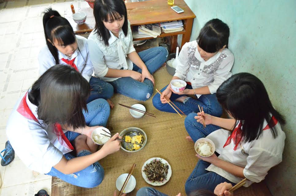 Những giáo viên kéo cá sông đêm cải thiện bữa ăn học trò